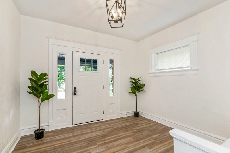 Live in Downtown Kansas City, a 4 minute walk to transit stop On 31st at McGee Westbound (id. 14427)