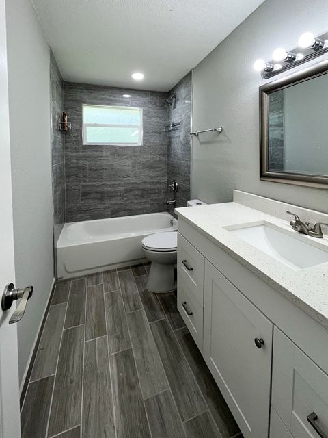 Winter Haven House with Dining Area and Laundry inside. Newly-renovated & comfortable on cul-de-sac (id. 4125)