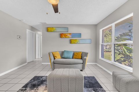 Live in Orlando, a 4 minute walk to transit stop North Lane and Centennial Dr (id. 14801)