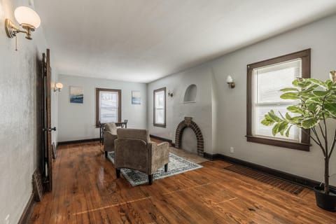 roommates in Undisclosed, Raytown, MO 64133 Super Host   Cozy 3 bedroom / 2 bath home with garage parking. (id. 11195) - cirtru.com