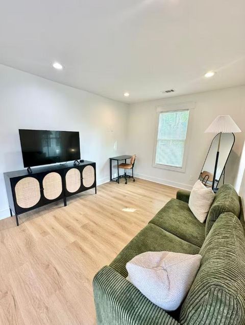 Cozy & Modern 2BR Stay Near Savannah’s Best (id. 18351)
