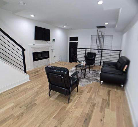 Modern & beautiful Baltimore Townhouse with Backyard (id. 12145)