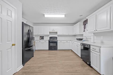 High-quality & comfortable home in Loganville Free Fast WIFI Cleaning Services Included Move-In Fees Waived‼ (id. 7904)