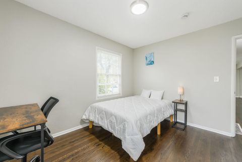 SUPER HOST!   Brand New Rooms in Grandview  Be The First To Move in!  Keyless Entry (id. 13369)