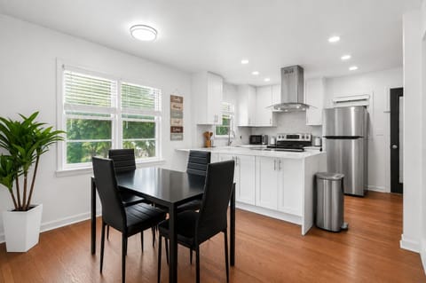 Modern Home in East Atlanta: Fully Furnished, Comfortable Shared Living with Private Bathrooms | No Move-In Fee , Free Wi-Fi , Monthly Cleanings , Bright Open Areas , Fenced Backyard , Near Highways & Transit (id. 39357)