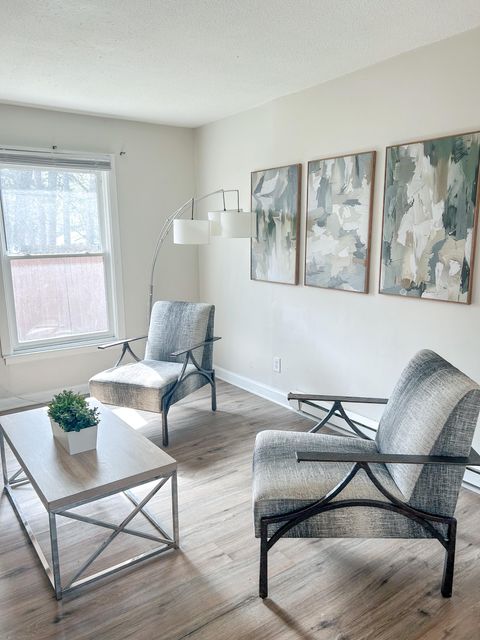 2 bedrooms only/2 miles to uptown/near all major highways/1 block from bus stop/monthly cleanings (id. 30289)