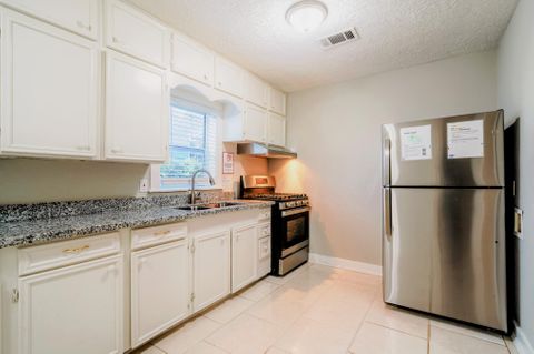 Top Host Spacious Home with Yard & Convenient Access to Local Amenities (id. 798)