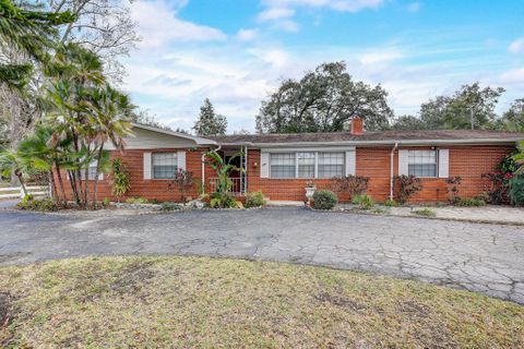 roommates in Undisclosed, Temple Terrace, FL 33617 SuperHost Temple Terrace Home w/ Granite, Screened Porch & Fenced Yard (id. 6173) - cirtru.com