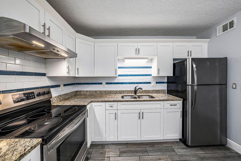 Newly-renovated & cozy Tampa Duplex / Multiplex with Workspace (id. 9150)