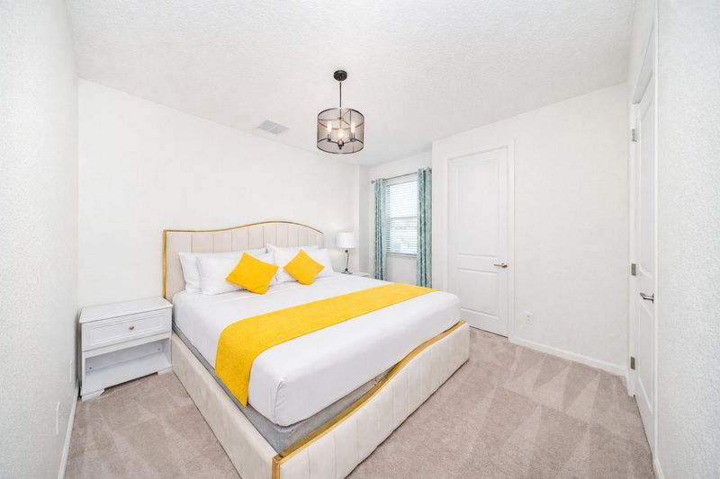 roommates in Undisclosed, Kissimmee, FL 34746 Private bathrooms | Kissimmee Resort Home | Smart TV in every room | Pool  | Resort living |  Close to 192, | Close to Disney Universal, Disney | Large Kitchen | Two Laundry Rooms | Smart locks (id. 13420) - cirtru.com