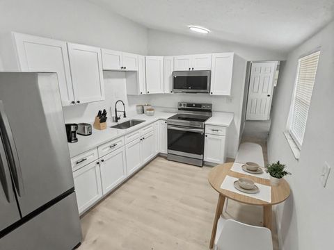 Amazing House with Desks, Mini-Fridges, and TVs in Every Room!! (id. 31721)