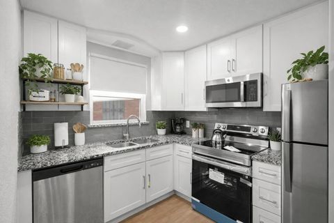 South Dallas| Newly Renovated Private Rooms in Cedar Crest  | Mini Fridge in Every Room  | Fast Wi-Fi  | Great Location (id. 8519)