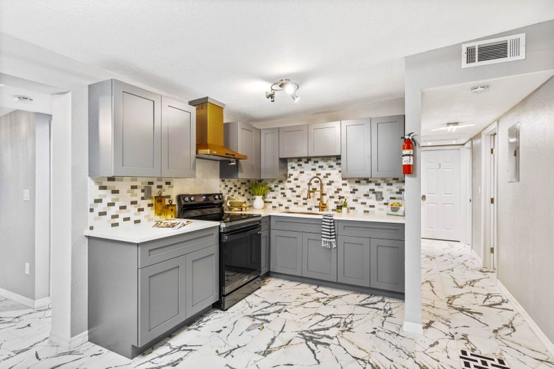 roommates in Undisclosed, Tampa, FL 33619 What a cool  house  to call home with comfy a queen  size beds !!  Located close to public transportation  groceries stores and everything you need. Workspace in every room with high speed internet! (id. 5019) - cirtru.com