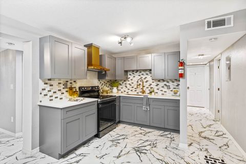 What a cool  house  to call home with comfy a queen  size beds !!  Located close to public transportation  groceries stores and everything you need. Workspace in every room with high speed internet! (id. 5019)