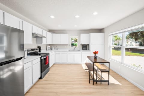 roommates in Undisclosed, Jacksonville, FL 32206 Brand New Remodel!  Ensuite Bathrooms,  Full Kitchen, Plenty of Space,  Bus Line &  Shops (id. 46318) - cirtru.com