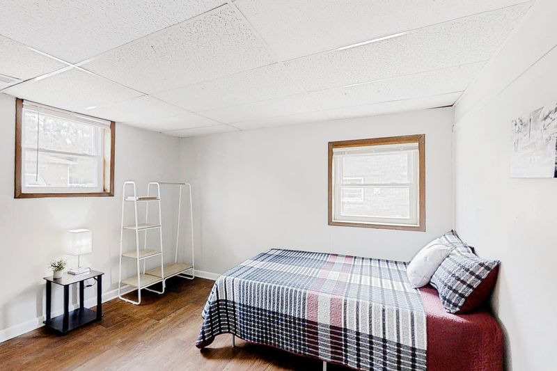 LARGEST ROOM AVAILABLE Costco 5 Min Away  CLEANING SERVICES INCLUDED 2x MONTH EXTRA LARGE PRIVATE ROOM AVAILABLE‍ Located in a quiet residential neighborhood (id. 1205)