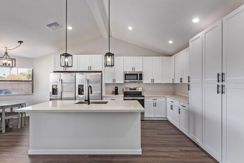 roommates in Undisclosed, Phoenix, AZ 85037 Everything New - Gourmet Kitchen - 2700sqft Home with Huge Garage (id. 3153) - cirtru.com