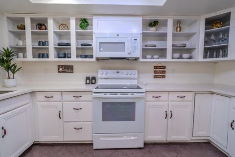 Quick access to public transportation, quiet neighborhood, and everything you need just minutes away (id. 21142)