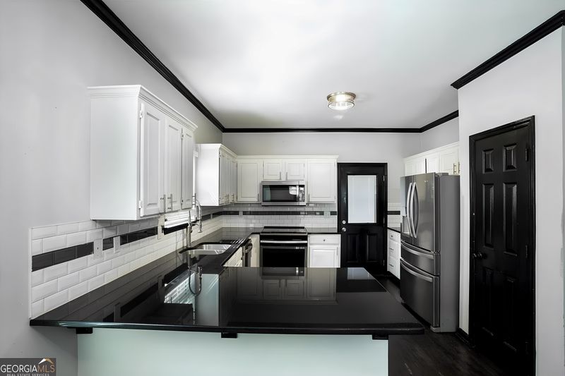 Modern & Spacious remodeled Atlanta house. LARGE ROOMS! Within 1 mile of CVS and HE Holmes Station. (id. 11103)