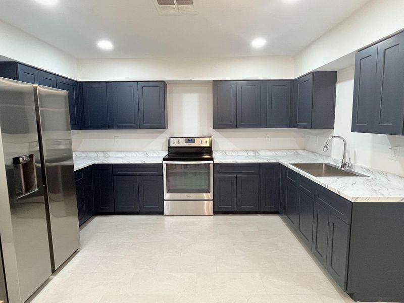 roommates in Undisclosed, Phoenix, AZ 85033 Big Rooms, Bigger Savings: Entire House at Half the Cost! Close-by to Bus Stops, Gyms, and Grocery Stores! (id. 17321) - cirtru.com