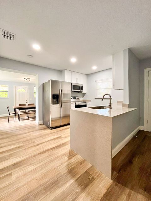 roommates in Undisclosed, Orlando, FL 32826 UCF, Waterford Lakes, East Orlando. 
Quiet, Modern, All Utilities and Laundry Room Included. (id. 4572) - cirtru.com