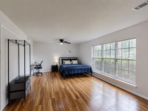 The Manor at Arlington |  ONE OF EAST POINT’S MOST SPACIOUS PADSP­LIT HOMES,  EXTRA-LARGE DOUBLE-OCCUPANCY ROOMS,  CONVENIENT TO ATLANTA AIRPORT,  WALK TO MARTA BUS,  SMART-LOCK SECURED ROOMS &  PROFESSIONAL CLEANING INCLUDED (id. 37634)