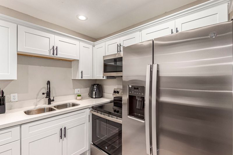 roommates in Undisclosed, Mesa, AZ 85205 Newly renovated Mesa apartment w/fully furnished kitchen, walking distance to public transportation! (id. 8143) - cirtru.com