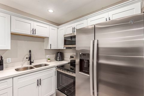 Newly renovated Mesa apartment w/fully furnished kitchen, walking distance to public transportation! (id. 8143)