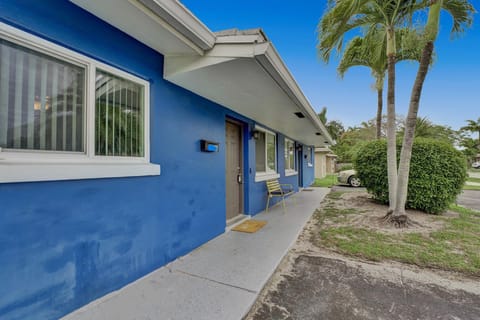 Walking Distance to Holy Cross Hospital! (id. 36780)