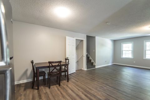 Newly-renovated & comfortable Newnan house with 2 refrigerators and back deck. (id. 4888)