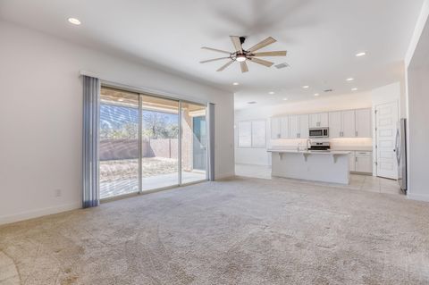 Spacious & Modern WESTGATE ENTERTAINMENT DISTRICT in Glendale, AZ House w/ LARGE kitchen & backyard (id. 10751)