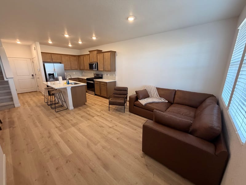 Comfortable furnished room in quiet Aurora townhome, all utilities included. (id. 30737)