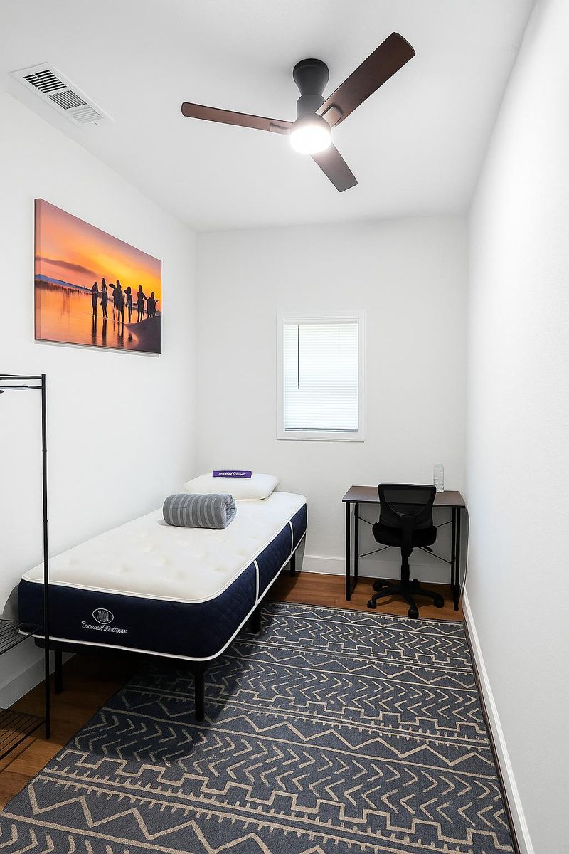 Beautiful, Spacious Home within Ten-Minute Walk to Ledbetter Train Station! (id. 11486)