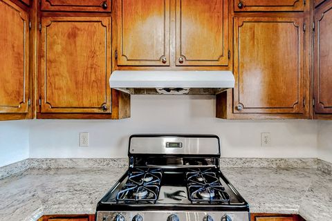 Newly-Renovated & Comfortable Stone Mountain House with Dining Area (id. 2782)