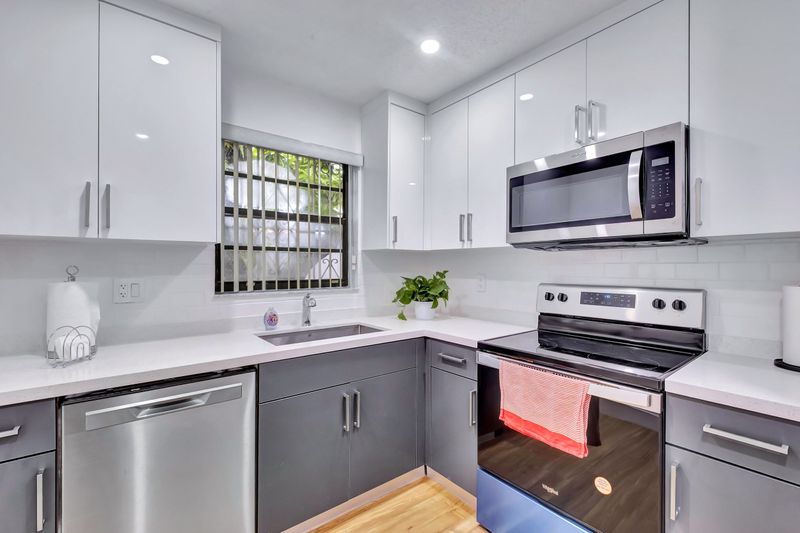 roommates in Undisclosed, Hialeah, FL 33010 2 closets 3 bathrooms  security cameras  Minutes to Airport  Quiet & respectful pad mates  Low move-in feeRemodeled & clean House with laundry,   2 blocks from bus route, Close to Tri Rail Station, 1 mile from Publix , Minutes from highway! (id. 3667) - cirtru.com