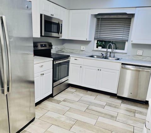 Habla Español | Plenty of Parking | Near NAS Jax | Blanding Blvd | Washer & Dryer Included (id. 23433)