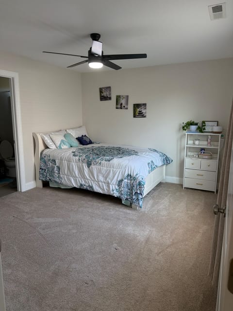 Live in Fuquay-Varina, close to downtown & community center (id. 43021)