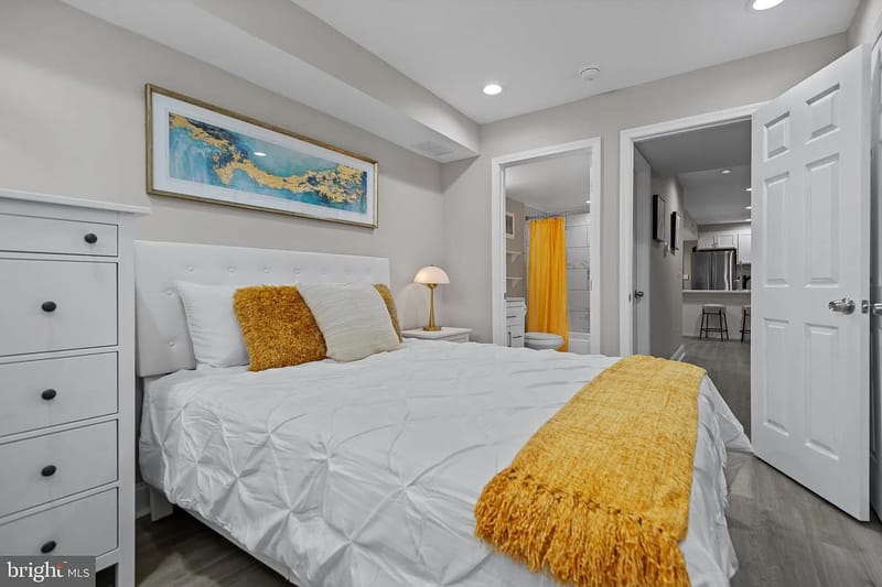 Live in Middle East and walk to Johns Hopkins and all it has to offer! (id. 40012)