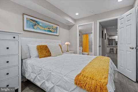roommates in Undisclosed, Baltimore, MD 21213 Live in Middle East and walk to Johns Hopkins and all it has to offer! (id. 40012) - cirtru.com