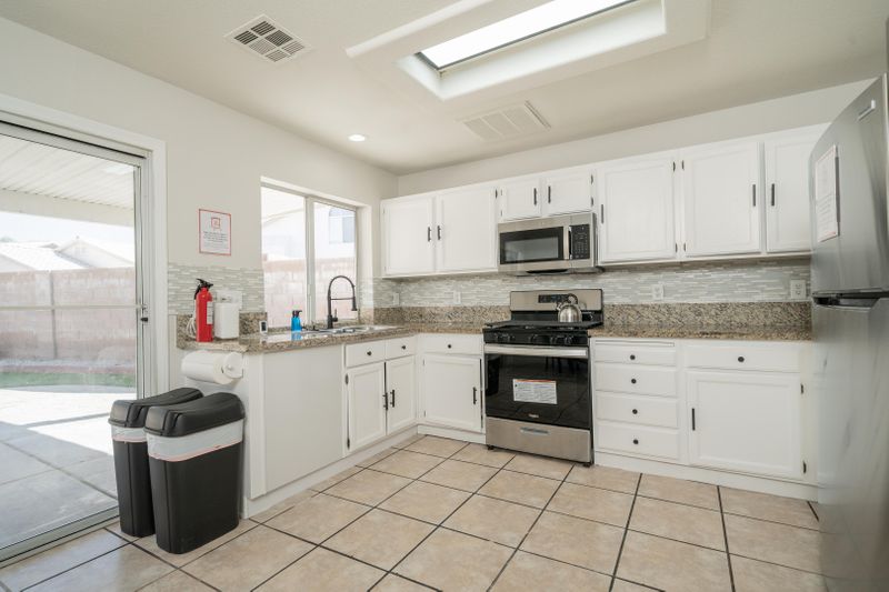 Your Ideal home in Las Vegas! Just minutes from Nellis & Sahara with easy access to Freeways 95 & 15! Enjoy close proximity to major employers and vibrant shopping centers. Don't miss out! (id. 7091)