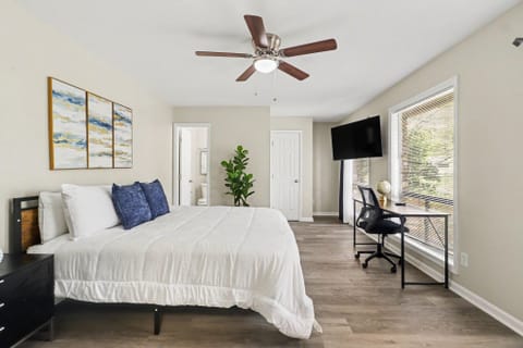 College Park newly renovated with PRIVATE BATHROOMS close to MARTA and major roads! (id. 36899)