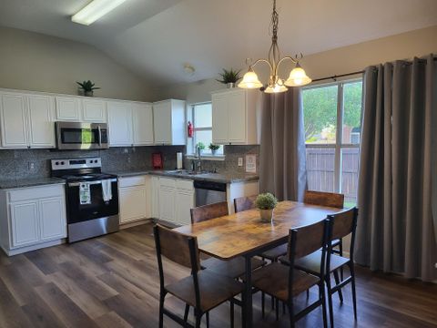 Prime Arlington Living—Close to Shopping, Dining & Everything You Need! (id. 7010)