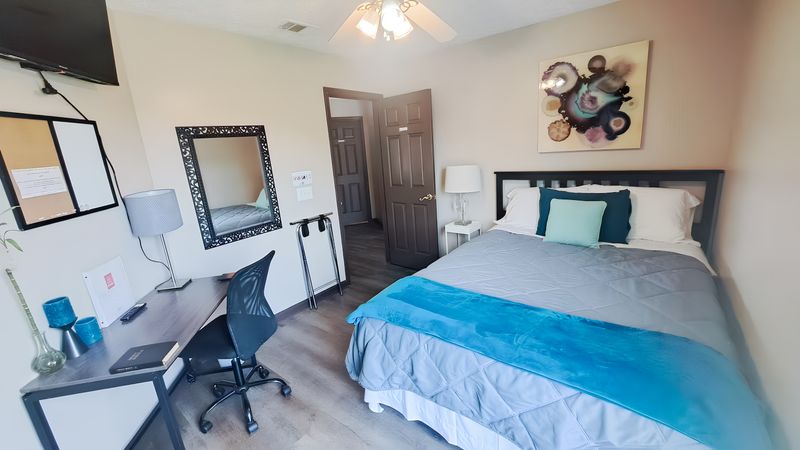 roommates in Undisclosed, Lawrenceville, GA 30044 Lawrenceville Classic Bedroom #2 - Queen Bed w/ Desk, TV +Closet (id. 19054) - cirtru.com