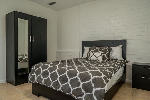 roommates in Undisclosed, Tampa, FL 33610 Centralized & Cozy Tampa House with Modern Comfy Furniture (id. 7272) - cirtru.com
