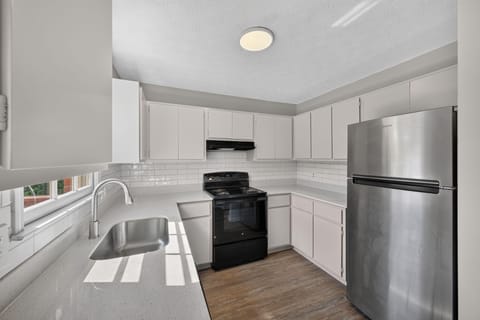 Renovated  Norcross Home  | Monthly Cleaning  | Routine Pest Control  | Nearby   | Top Rated Host (id. 39129)