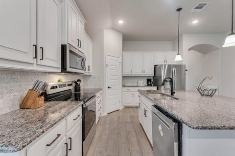 roommates in Undisclosed, Grand Prairie, TX 75052 Private room in Grand Prairie (id. 17464) - cirtru.com