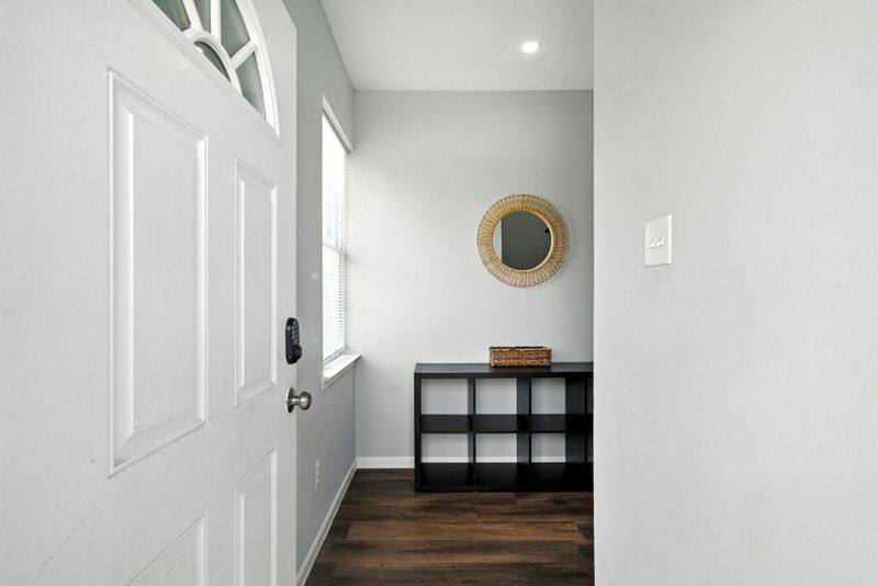 roommates in Undisclosed, Houston, TX 77021 Centrally Located. Completely Renovated, Spacious Room Close to Transit. ALL NEW FURNITURE. Move in READY! All Utilities included! (id. 16820) - cirtru.com