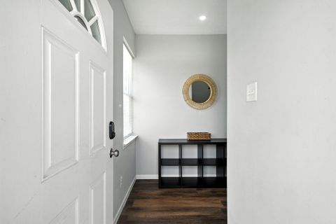 Centrally Located. Completely Renovated, Spacious Room Close to Transit. ALL NEW FURNITURE. Move in READY! All Utilities included! (id. 16820)