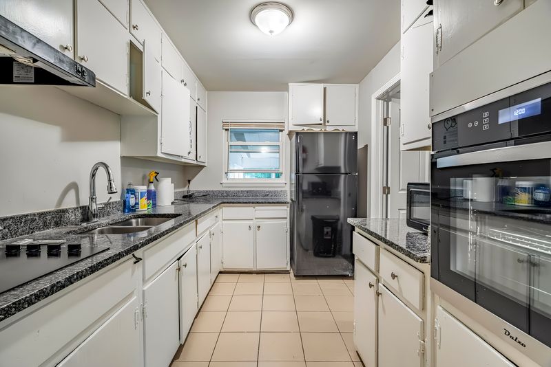 Shared Space with Comfort & Convenience! (id. 887)