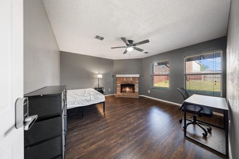 Comfortable Room in Newly Renovated Home (id. 41803)